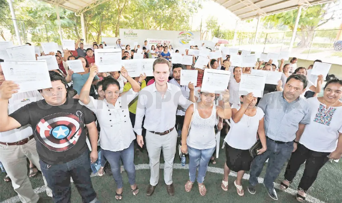 Reconoce Velasco a jóvenes y adultos por concluir su educación