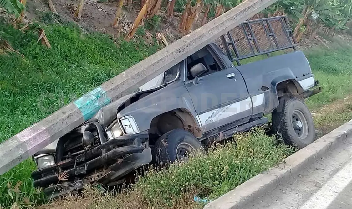 Abandonan camioneta accidentada