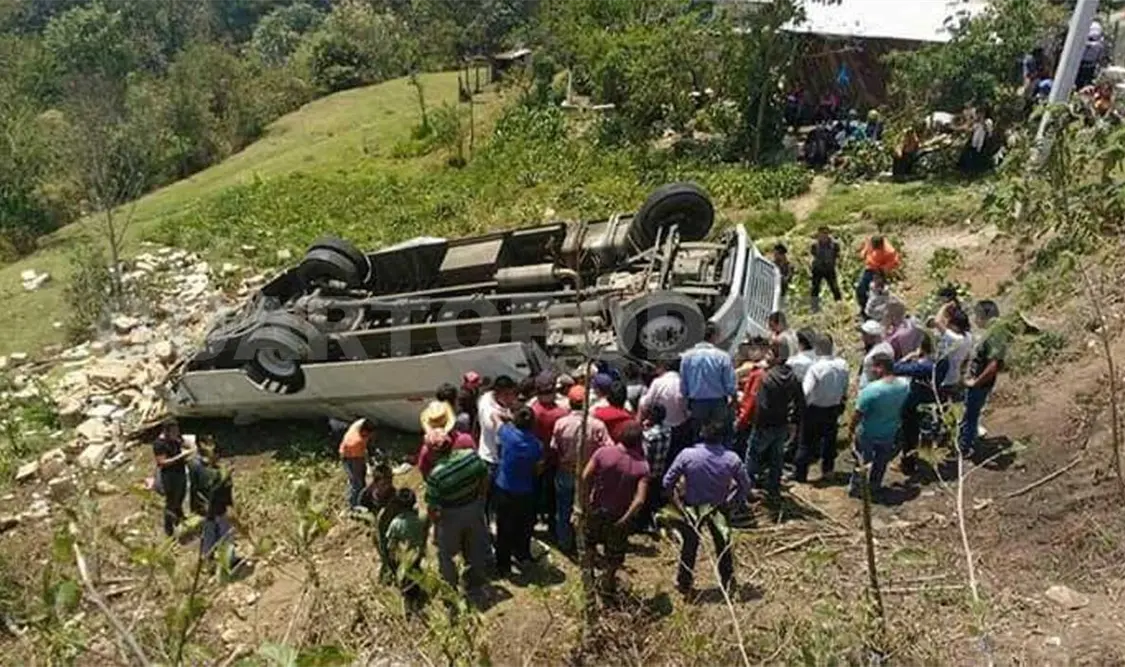 Torton cae a un barranco, un muerto y un herido