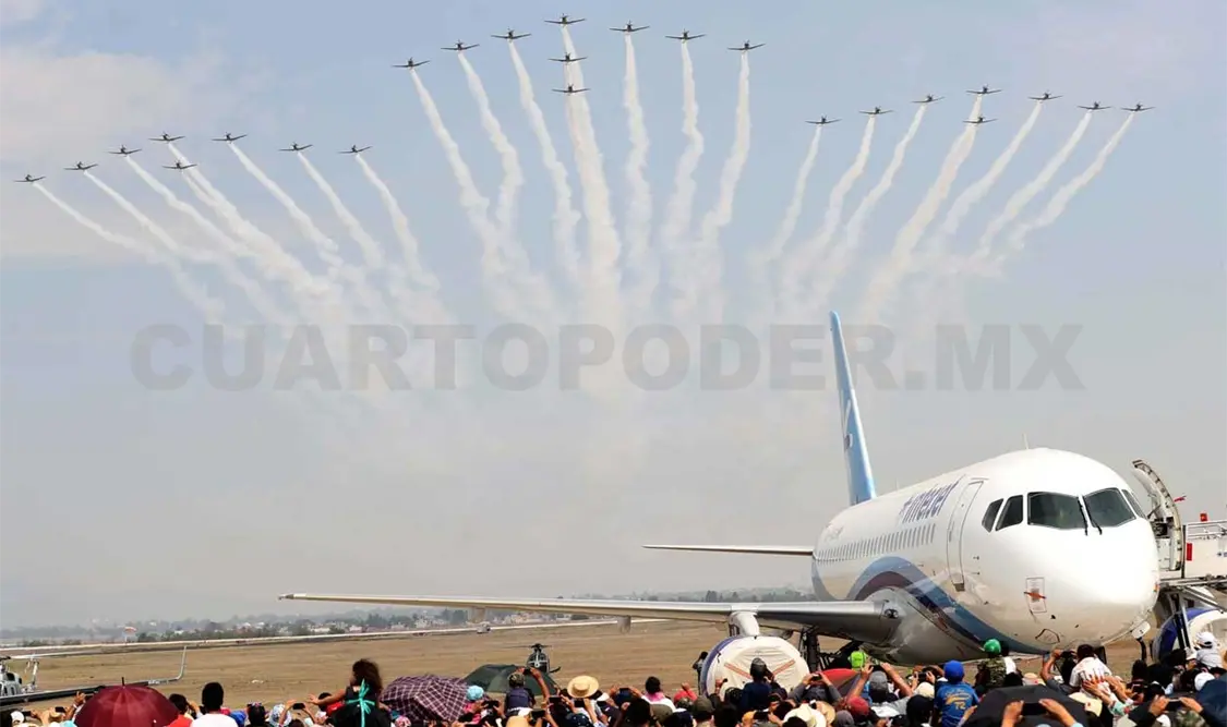 La Fuerza Aérea Mexicana realizó una exhibición de acrobacias y formaciones en el cielo.