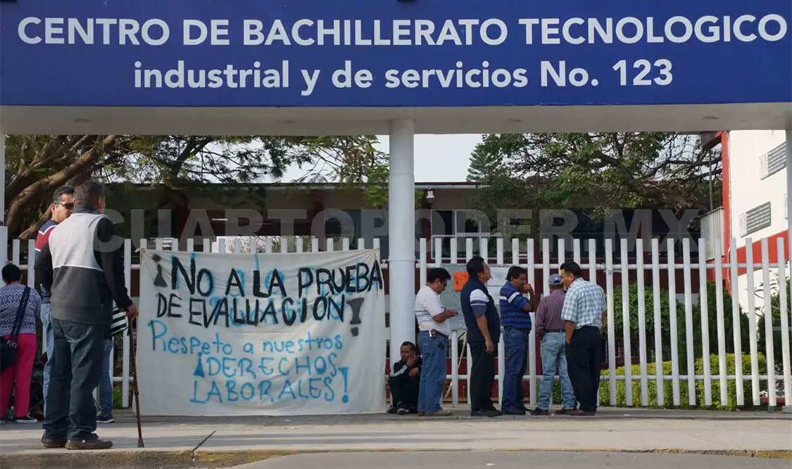 Los maestros colgaron una manta afuera del Centro de Bachillerato con el lema: “No a la prueba de evaluación”. El Universal