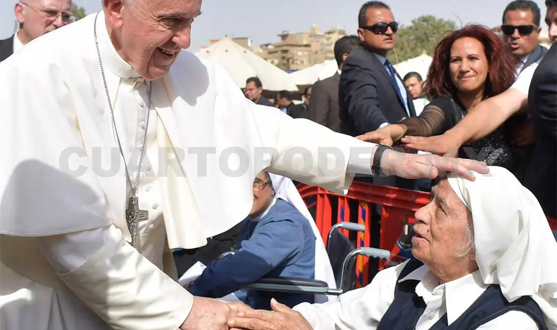 El papa Francisco se rodeó de miles de católicos egipcios en la segunda y última jornada de su visita a El Cairo. AP