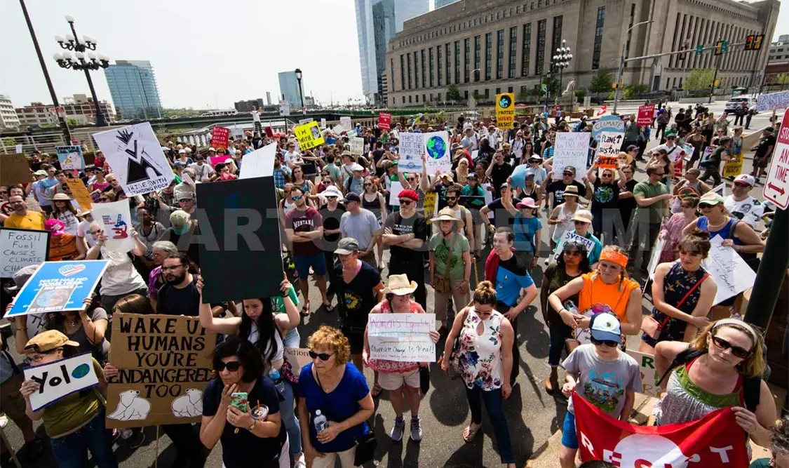 Miles de personas de todo Estados Unidos iniciaron la marcha por el clima. AP