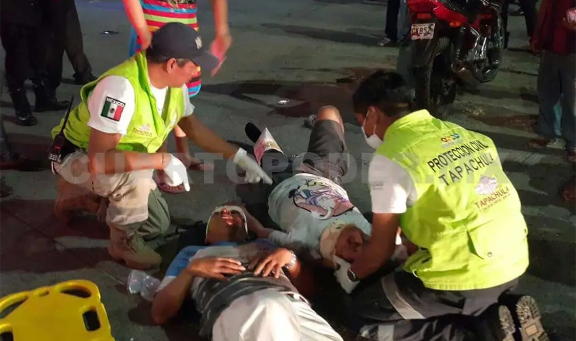Paramédicos trasladaron a las dos personas a un hospital para recibir atención médica. Rafael Victorio / CP