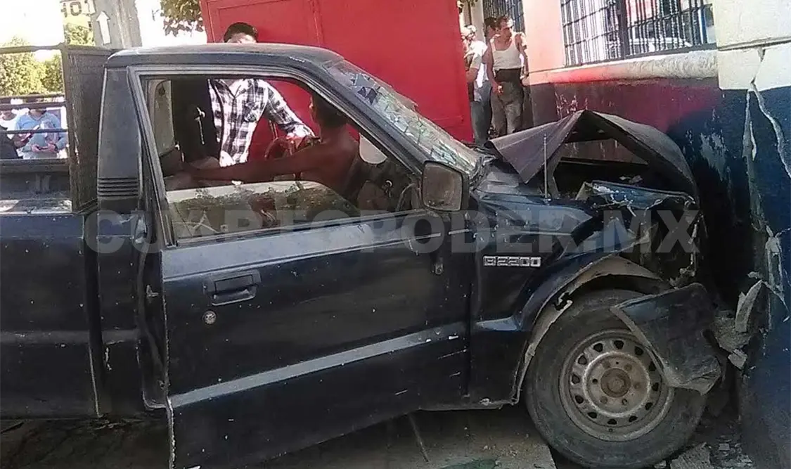 La camioneta impactada contra la barda. Avisaín Alegría / CP
