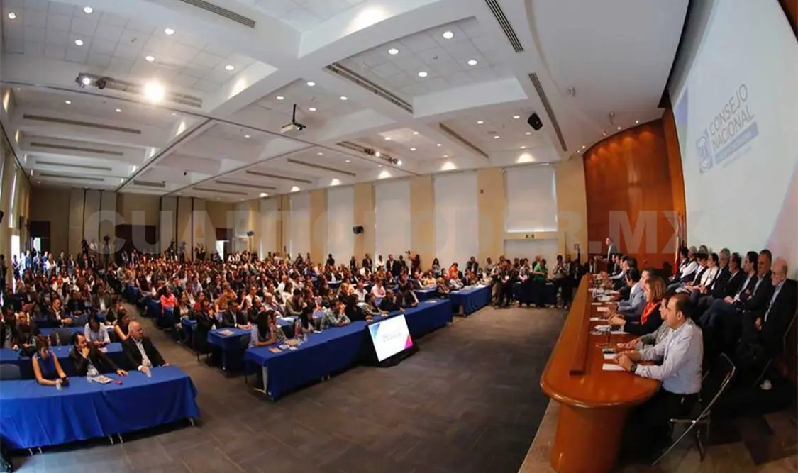 Debaten panistas entre gritos e insultos