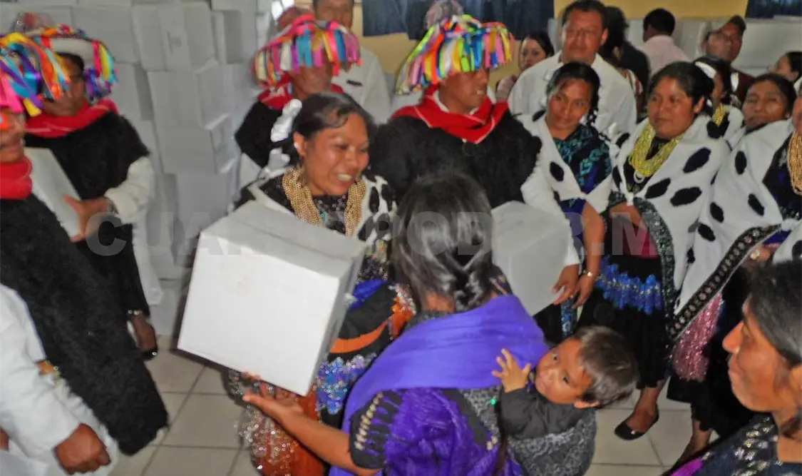 Alcaldesa entrega apoyos alimentarios