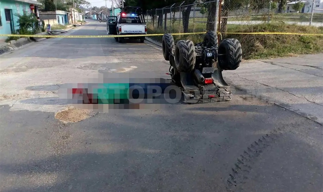 Muere conductor tras caída de cuatrimoto