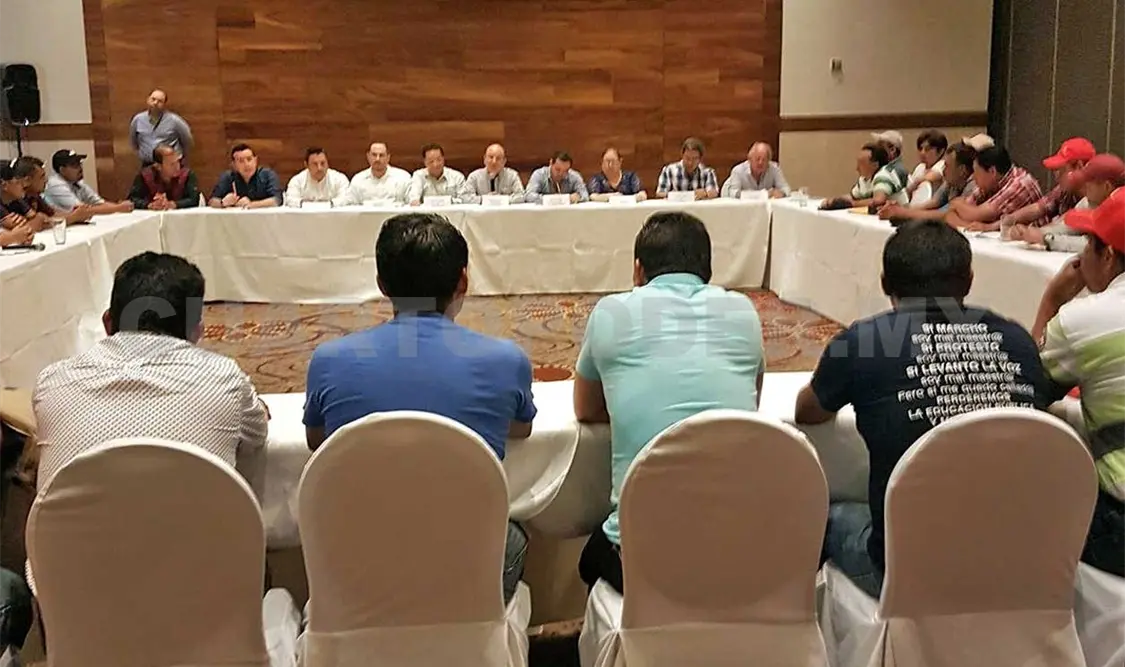 Gobierno se reúne con maestros de la Sección VII