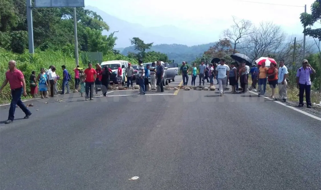 Damnificados por sismo bloquean carretera