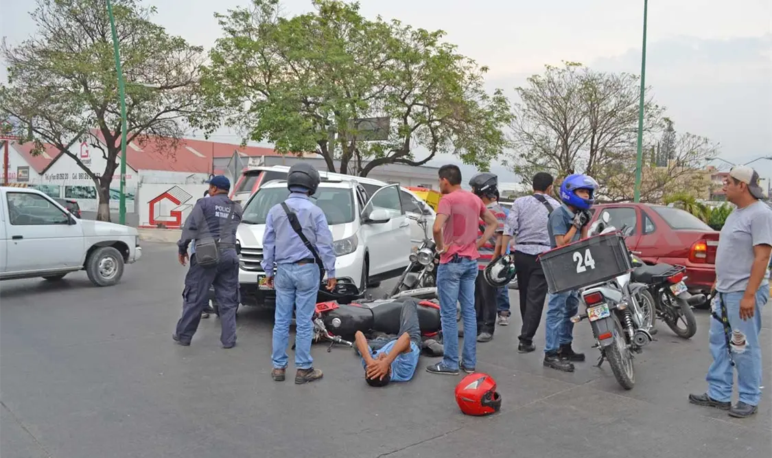 Motociclista prensado tras ser embestido