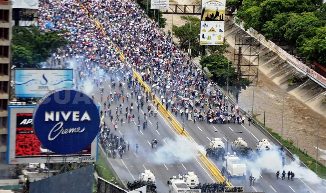 Reprimen marcha opositora