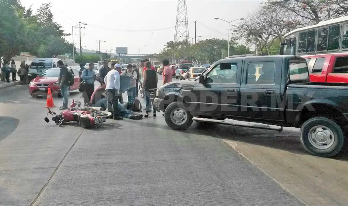 Padre e hijo embestidos por auto