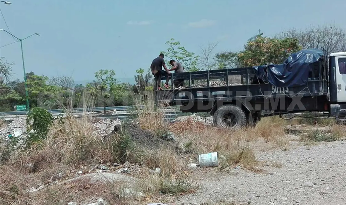 Policía Estatal tira escombro y basura en Parque Chiapasiónate