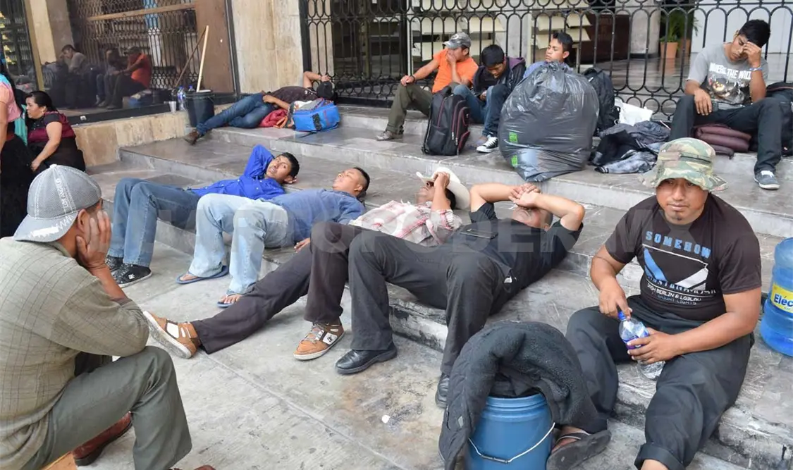 Extrabajadores de alcaldia levantan plantón