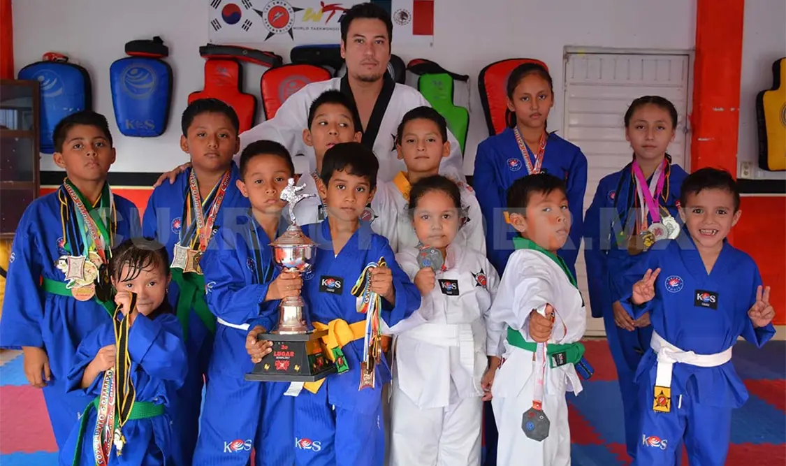 Escuela Felinos presume galardón obtenido en torneo