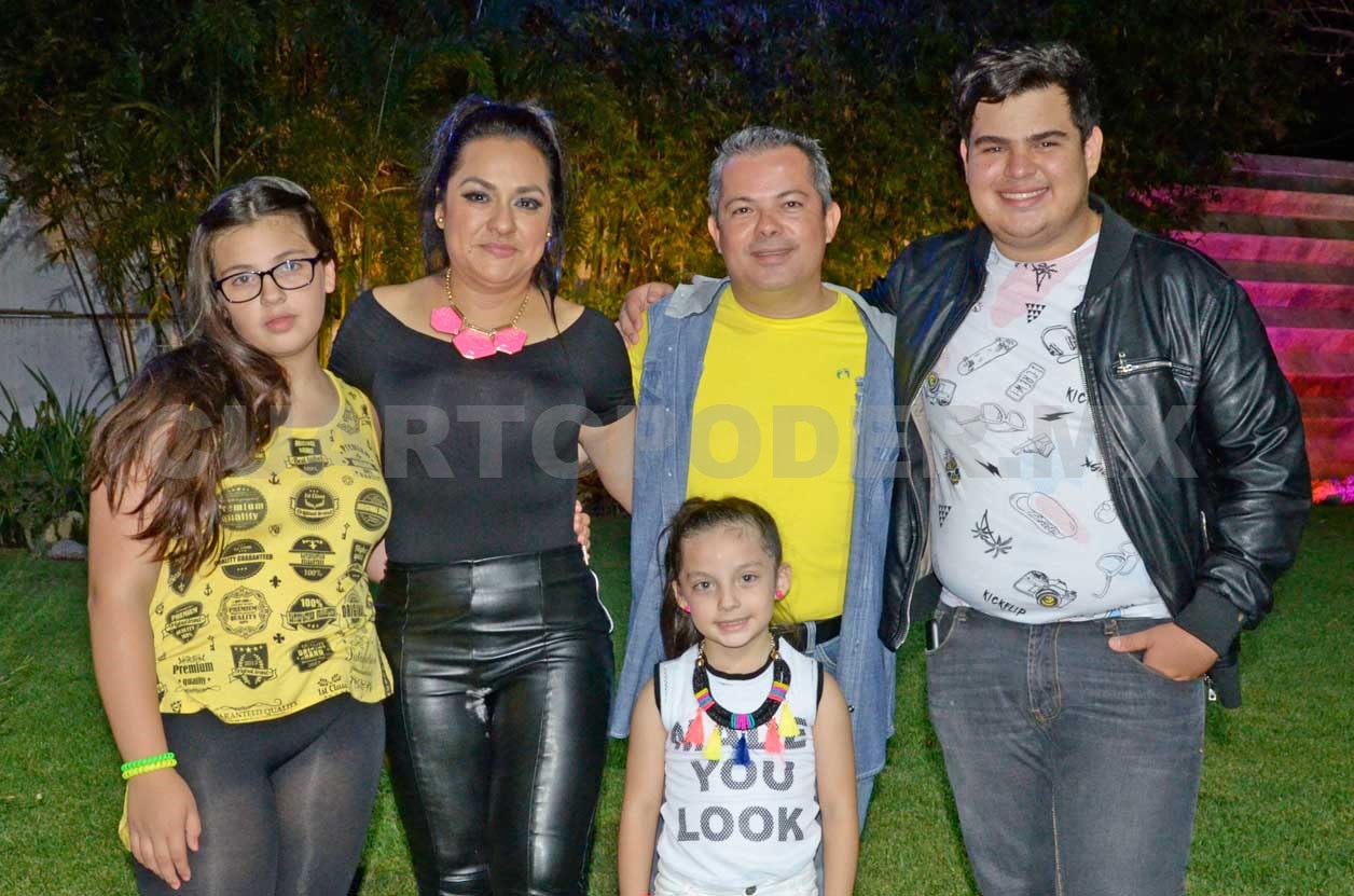 Julia Carmina festejó al estilo ochentero