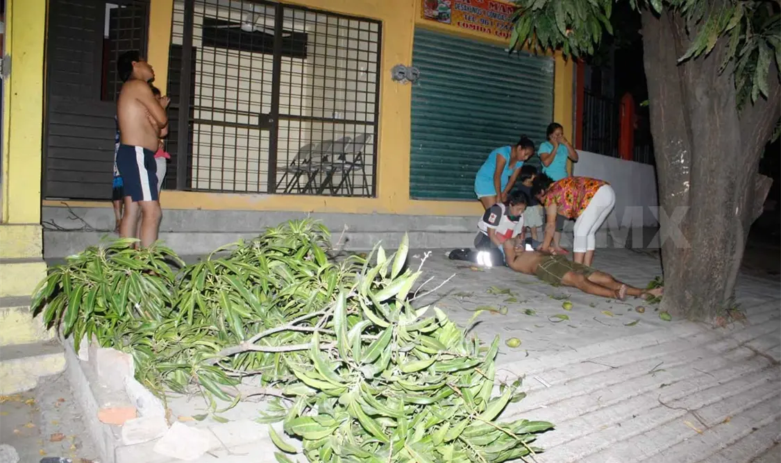 Joven cae de segundo piso
