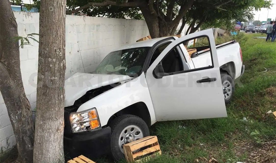 Acelerado conductor provoca destrozos