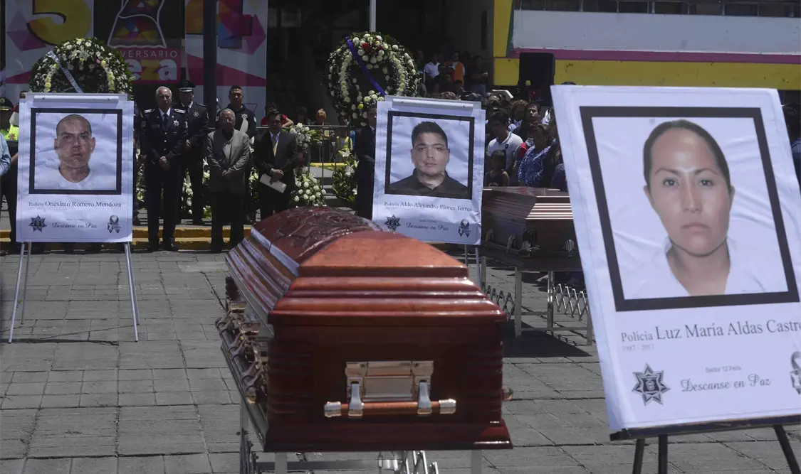 Homenajean a policías asesinados en balacera de Neza