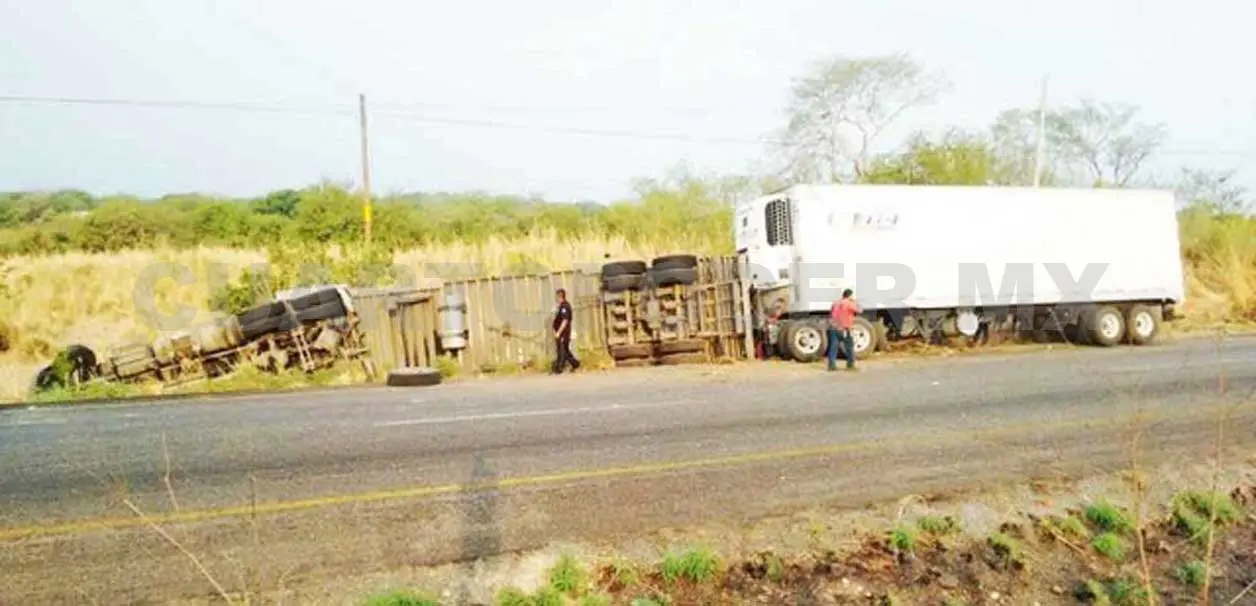 Coloso volcó en la Costera