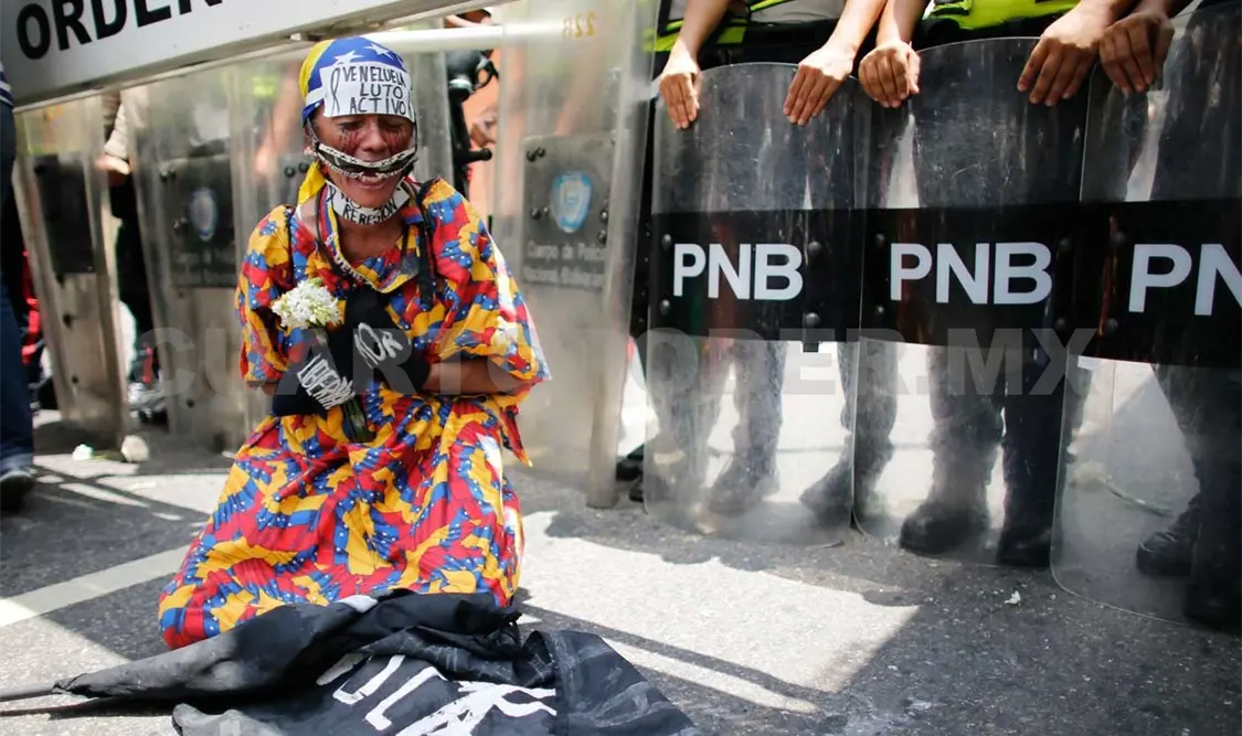 Las mujeres pretendían llegar al Ministerio del Interior, pero el despliegue policial contuvo la movilización. AP