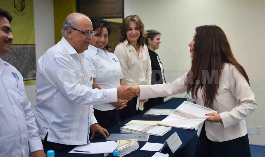 El rector Carlos Eugenio Ruiz Hernández hizo entrega de sus diplomas a los nuevos licenciados. CP