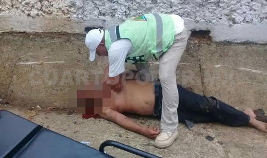 El lesionado presentaba una seria lesión en la cabeza y fue trasladado a un hospital. Agencias
