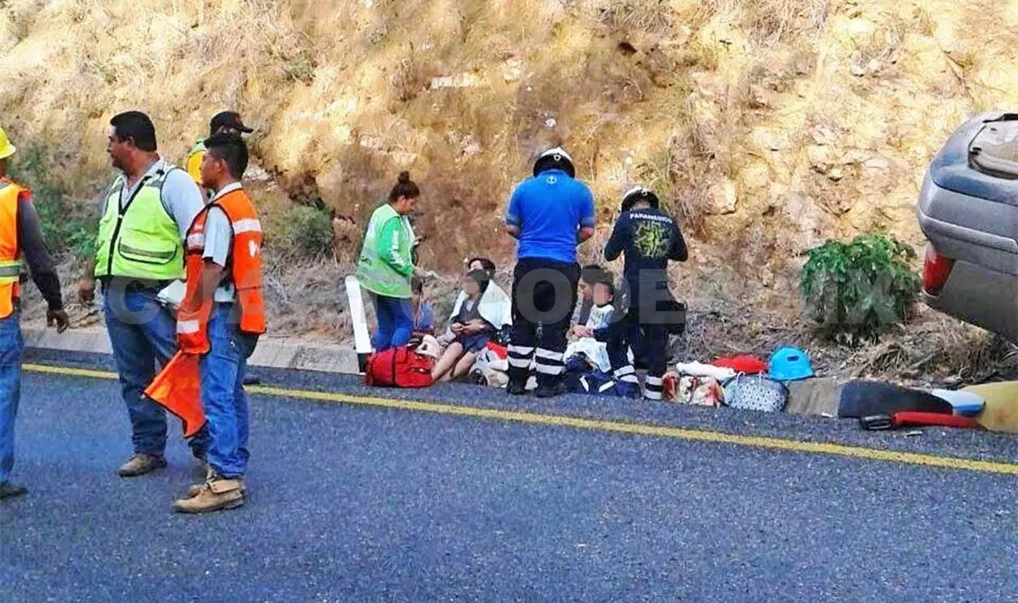 Sobreviven menores a volcadura
