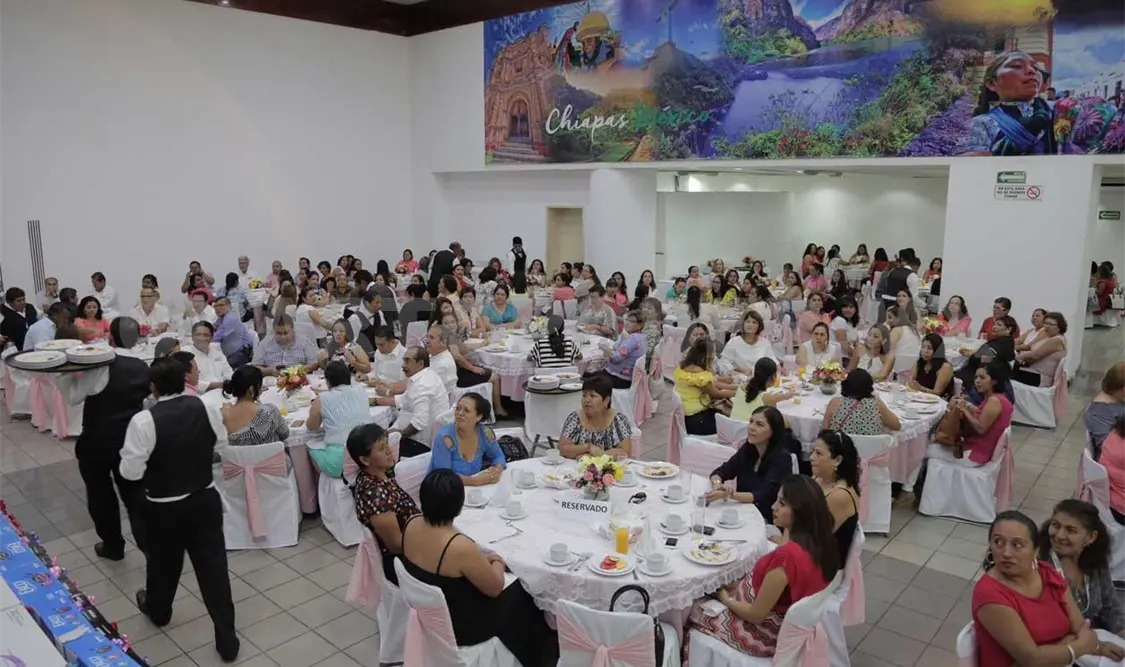 Festejan a las mamás en industria de la construcción