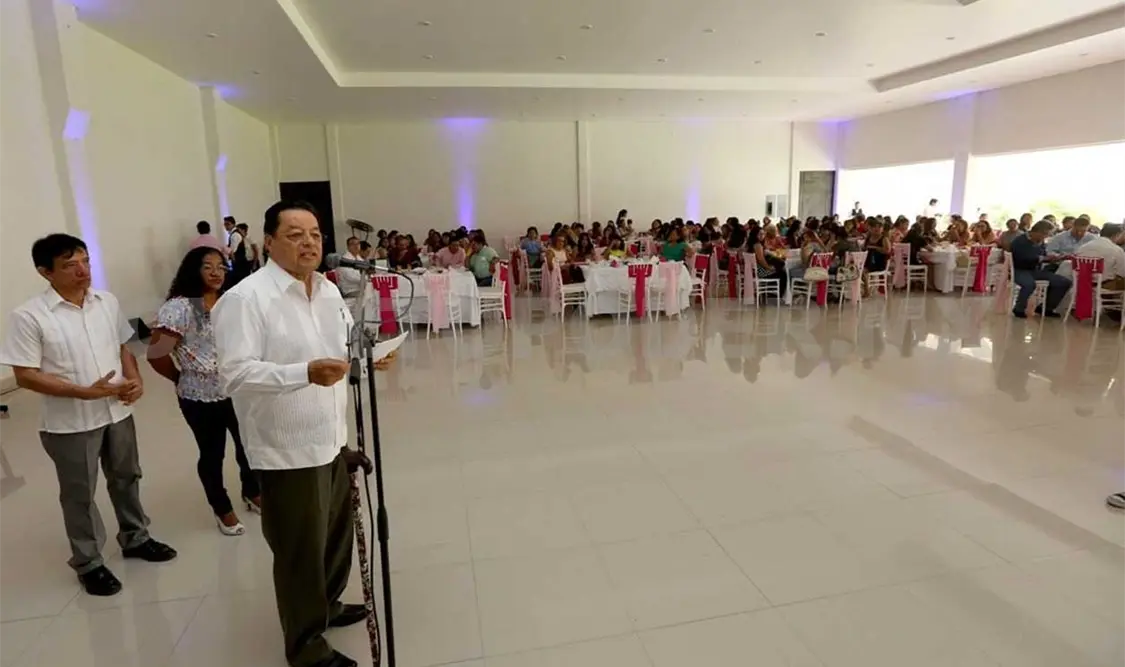 Mujeres son festejadas por la Secretaría de Educación