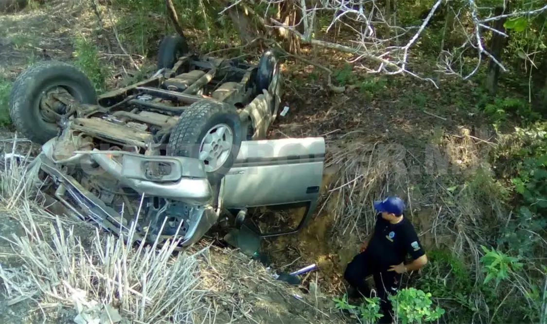 Abandonan vehículo volcado