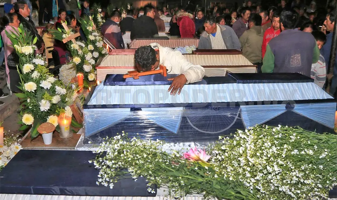 Familiares realizan misa para fallecidos