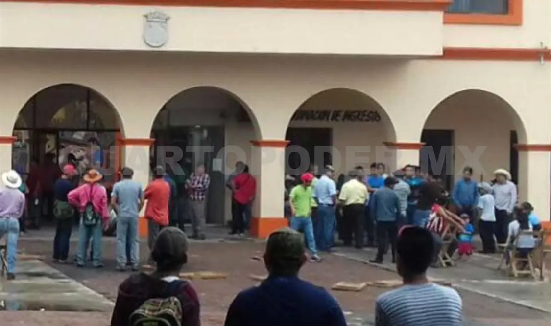 Campesinos toman la Presidencia Municipal