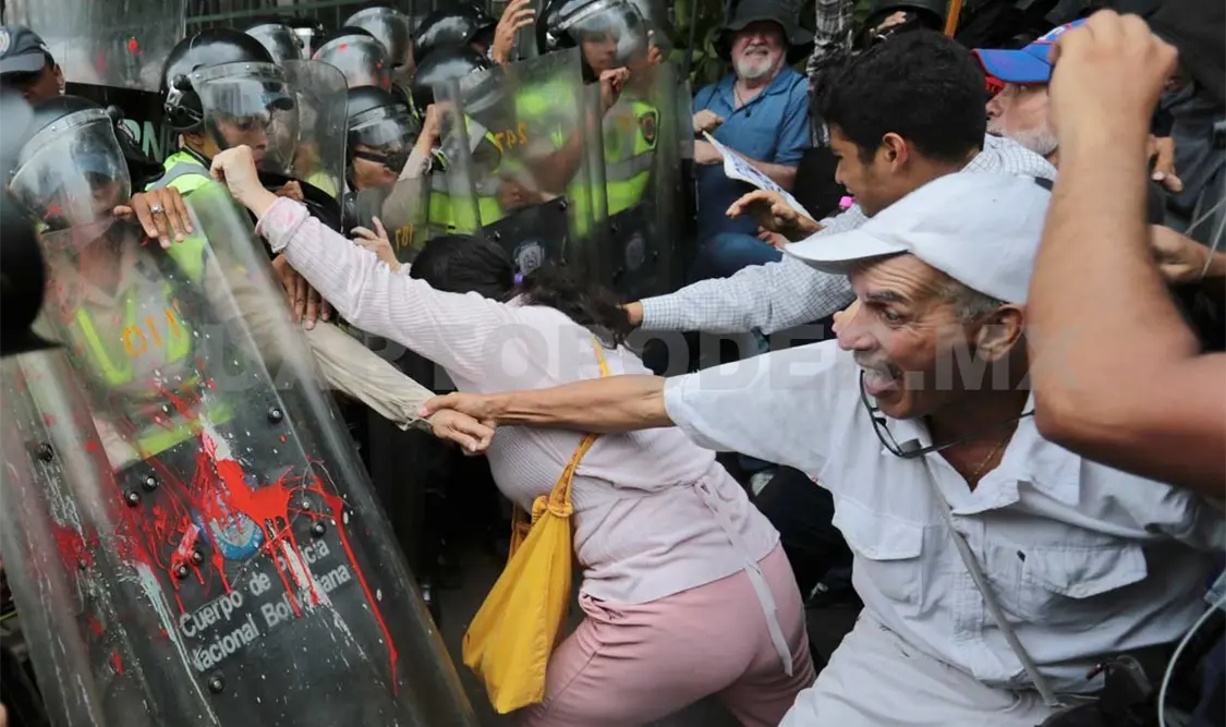 Reprimen protesta de abuelos