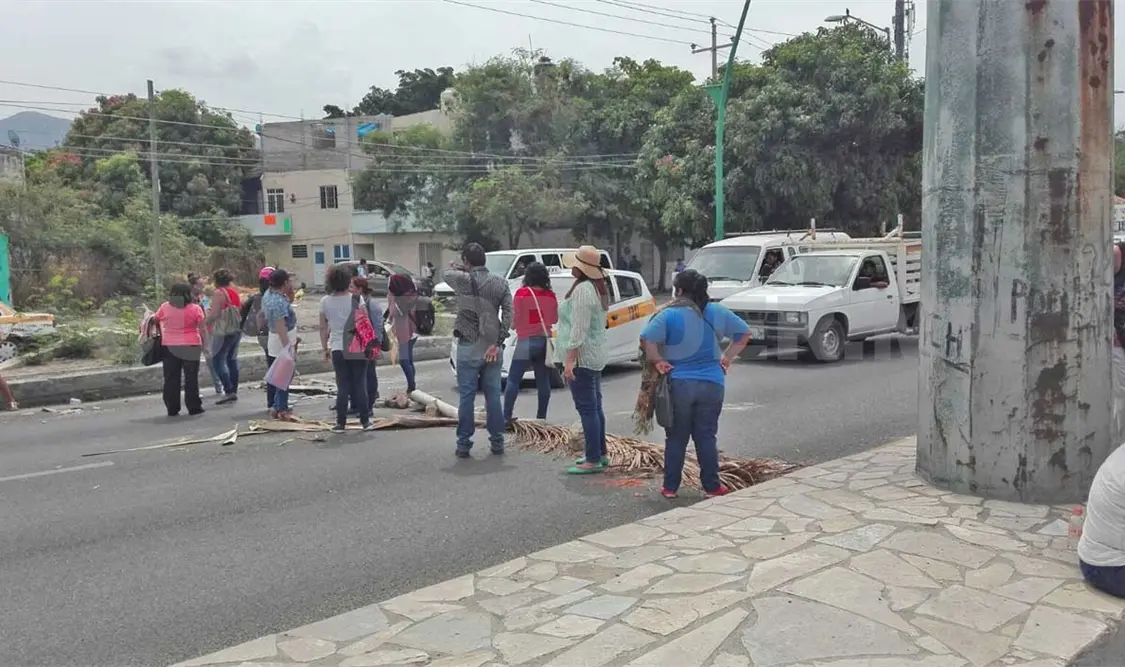 Mujeres bloquean el Libramiento Norte