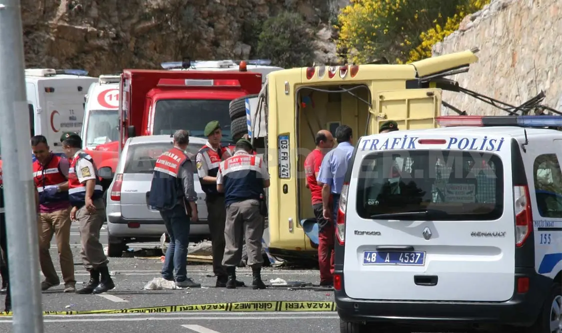 La carretera fue cerrada al tráfico durante un par de horas, mientras los equipos de rescate trabajaron en el terreno difícil. AP