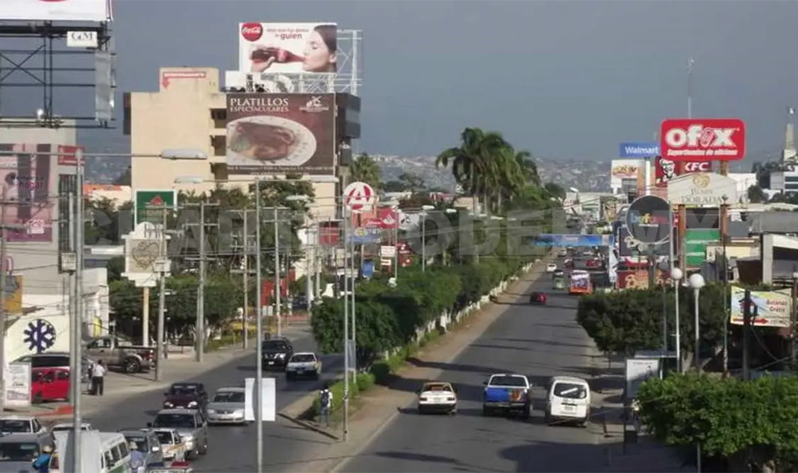 Anuncios saturan las calles principales y avenidas de la capital. Cortesía