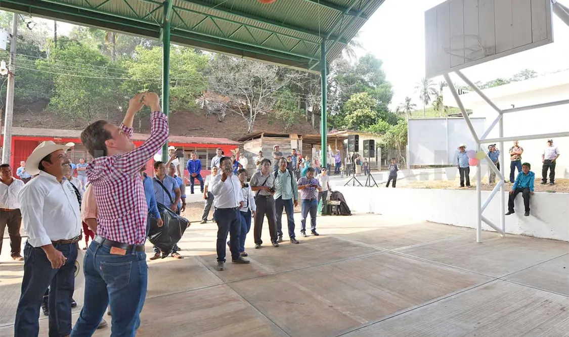 El jefe del Ejecutivo enfatizó que para su administración es prioritario apoyar a los campesinos a fin de incrementar sus cultivos. CP