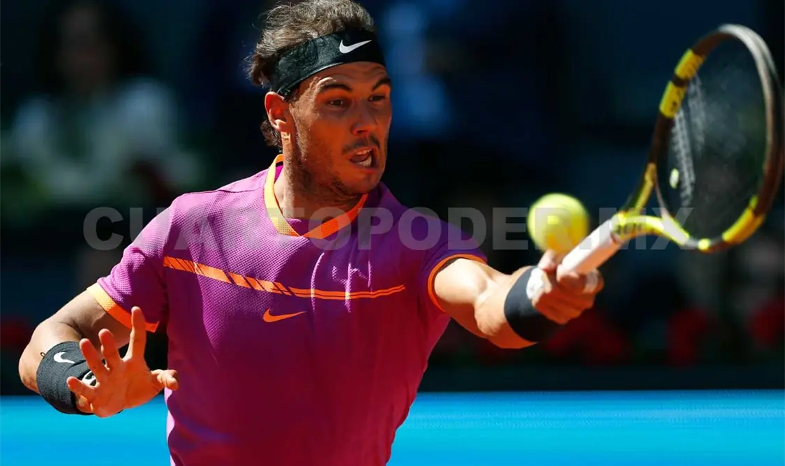 Rafael Nadal, de España, devuelve a Novak Djokovic de Serbia durante su partido de Tenis semifinal masculino del Madrid Open. AP