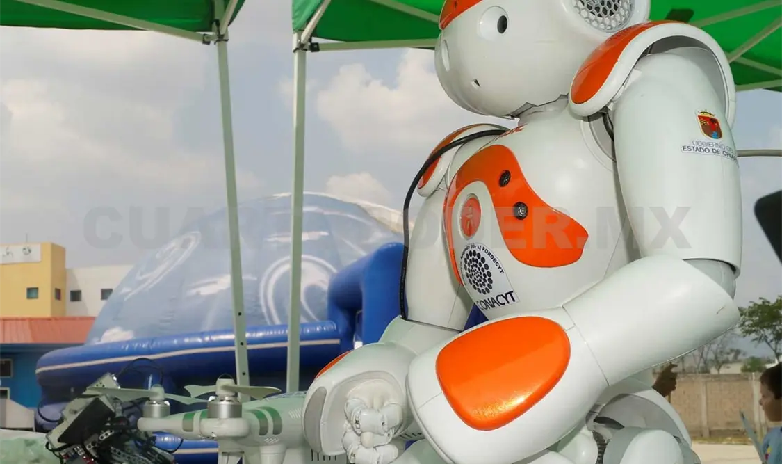 El robot humanoide NAO, de tecnología francesa, viaja con el Autobús de la Ciencia. Cortesía