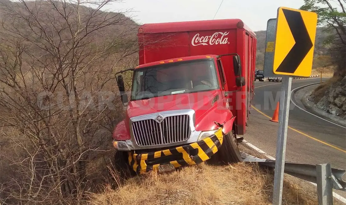 Autoridades tomaron conocimiento del accidente y ordenaron el traslado del camión a un corralón. Flor Cordero / CP