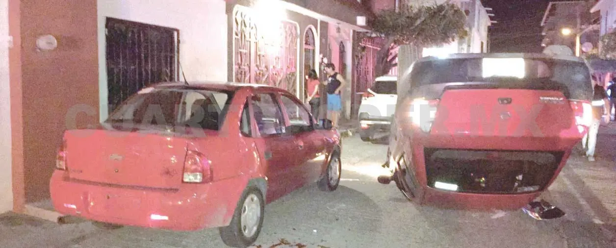 Choca, vuelca y daña unidades estacionadas