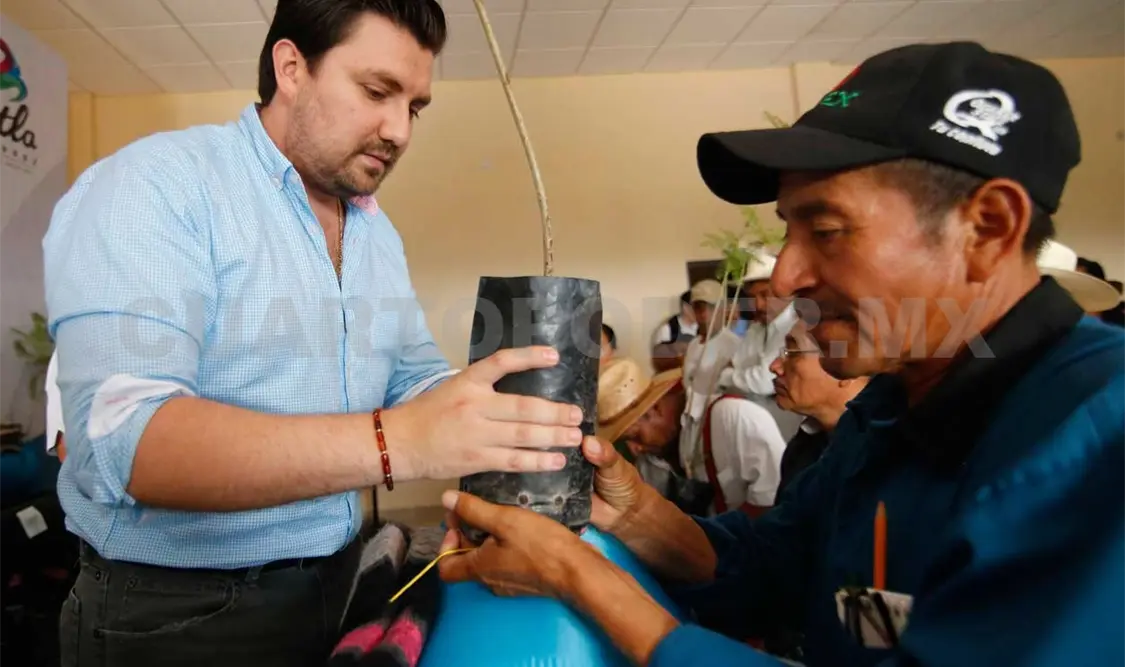 Entrega Castellanos apoyos a ejidatarios