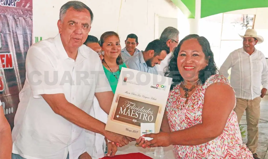 Entregan medallas a maestros
