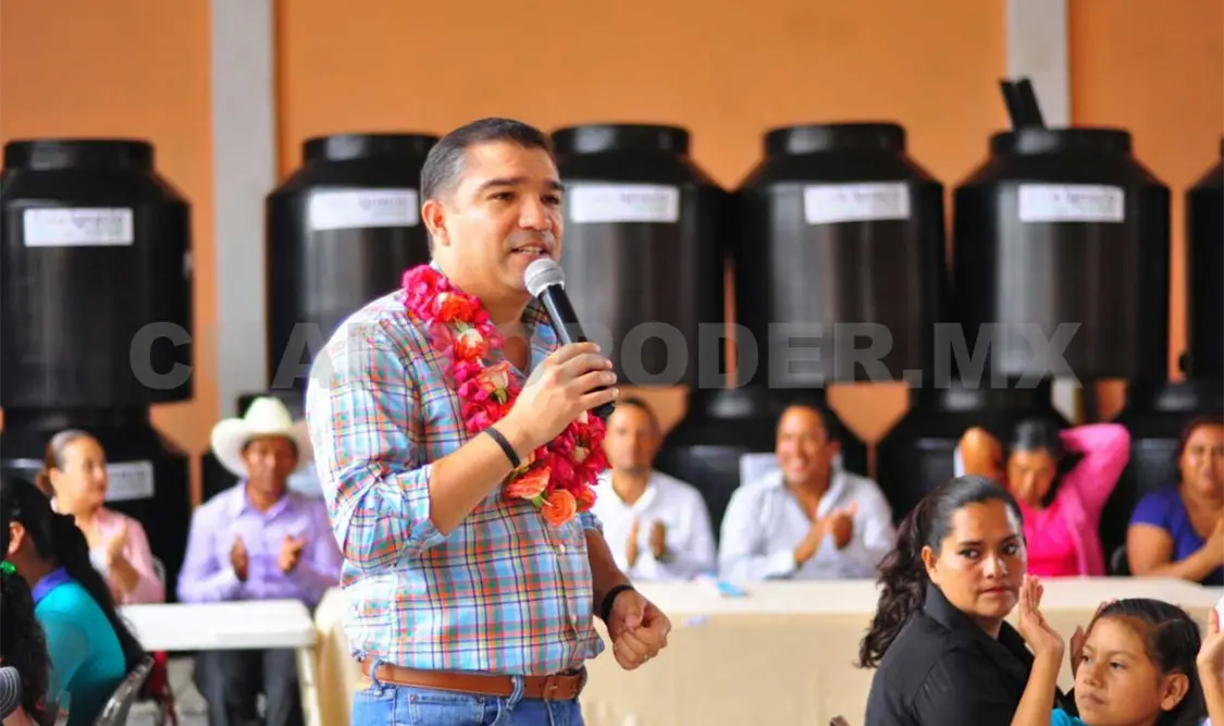Diputado en gira de trabajo entrega tinacos