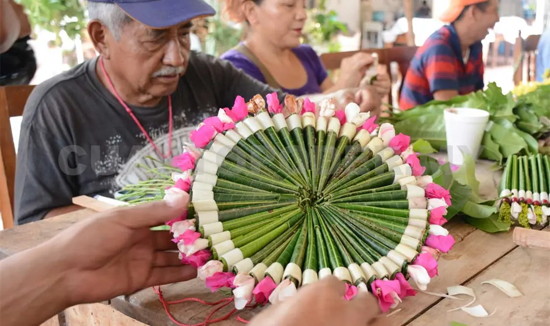 En la elaboración del ramillete. Darwin Mendoza