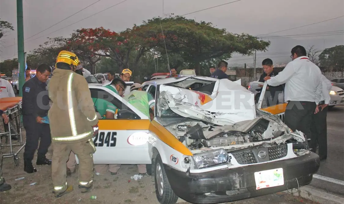 Taxista y pasajero, prensados