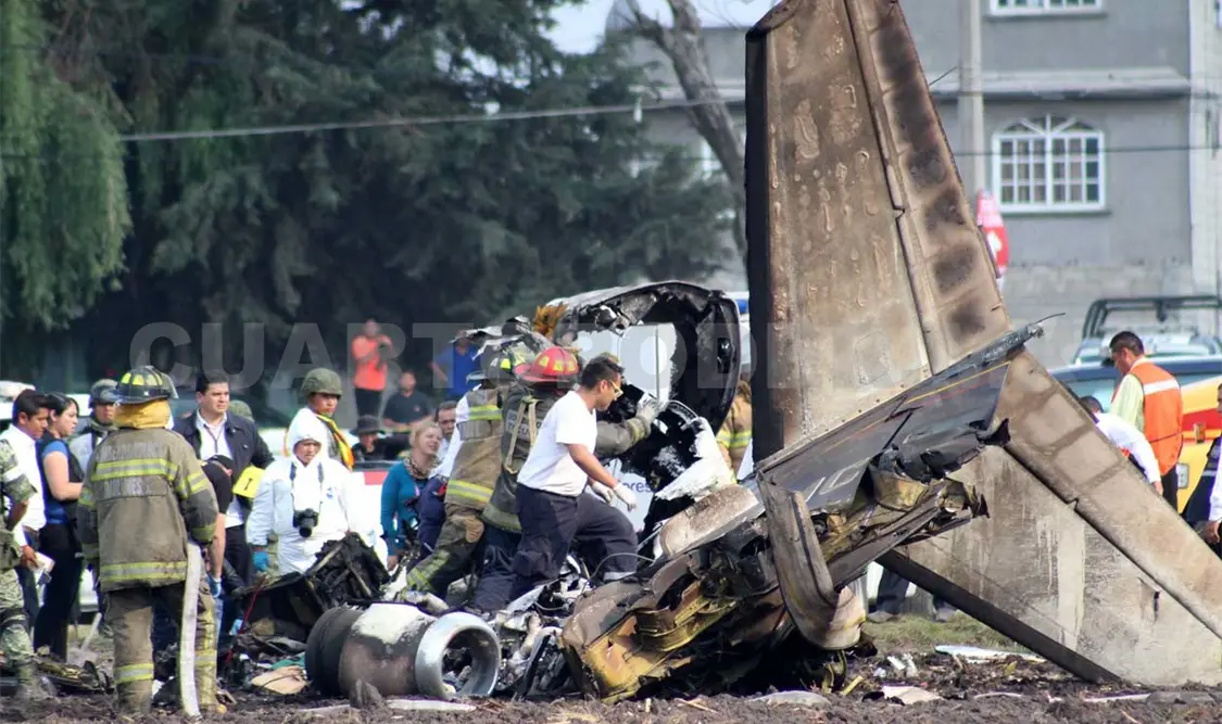 Cae Learjet en Toluca; mueren dos personas