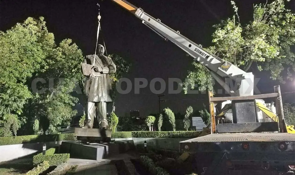 Retiran estatua de Benito Juárez en Naucalpan